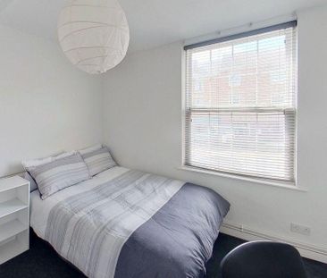 7 bedroom townhouse to rent - Photo 3
