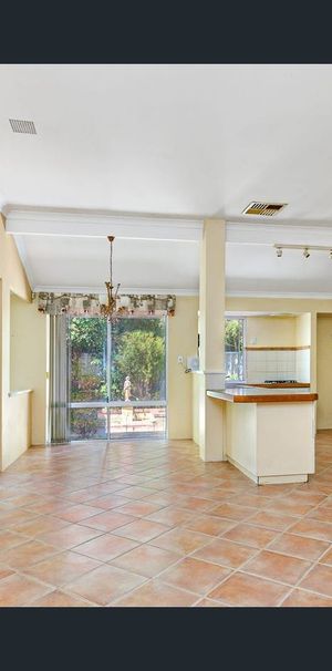 Spacious 4-Bedroom Family Home with Multiple Living Areas in Thornlie - Photo 1