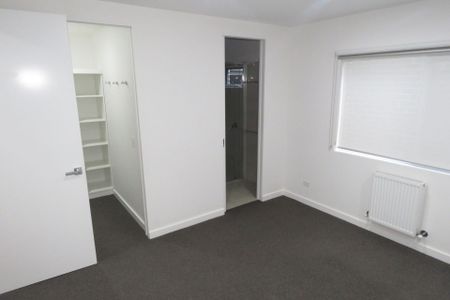 MODERN THREE BEDROOM HOME IN LAKE WENDOUREE - Photo 2