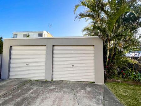 Large two bedroom ground floor unit with single garage - Photo 3