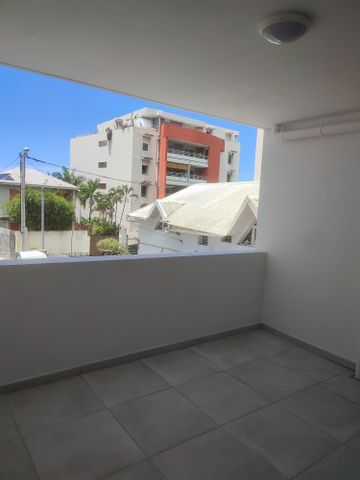 Location Appartement 2 pièces 47m² ST DENIS 97400 - Photo 3