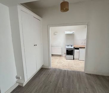 Studio Flat, Ravensbourne Road, SE6 - Photo 2