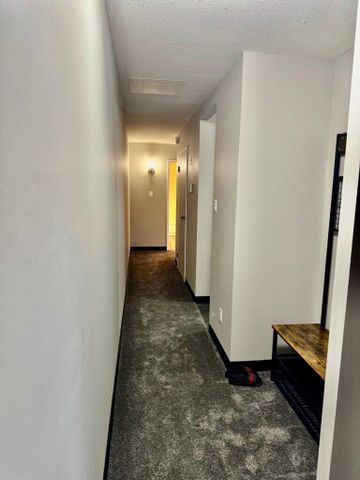 🏡 Newly Renovated 2 Bedroom - Photo 3