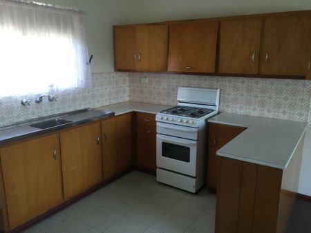 1/3 Moore Crescent, Campbelltown SA, Belconnen - Photo 2