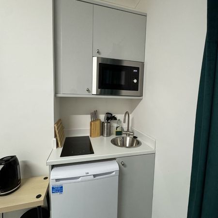 Studio Flat, Pembroke Road, W8 - Photo 3