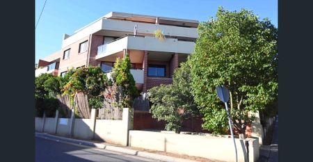 Very close to Regents Park Station - Photo 5