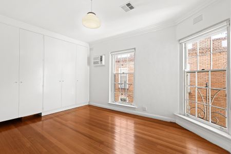 Charming parkside apartment with fireplace & balcony - Photo 2