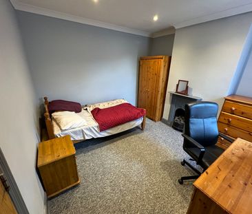 4 Bed Terraced House, Malmesbury Road, SO15 - Photo 2