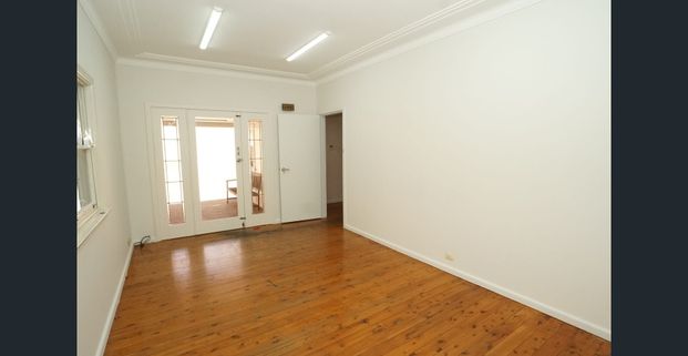 House behind the shop - Photo 1