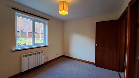 2 bedroom ground floor flat to rent - Photo 3