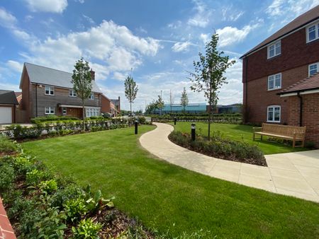 Emerald Avenue, Fleet, Hampshire, GU51 - Photo 2