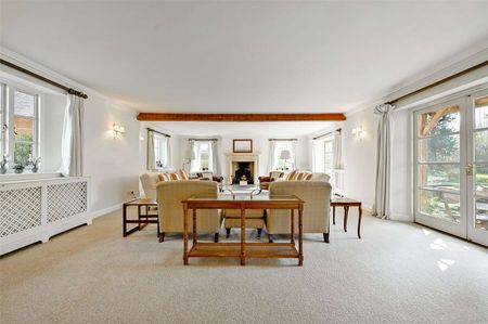 An impressive family home with tennis court in lovely edge of village setting - Photo 3
