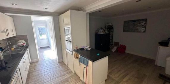 1 bedroom in a house share to rent - Photo 2