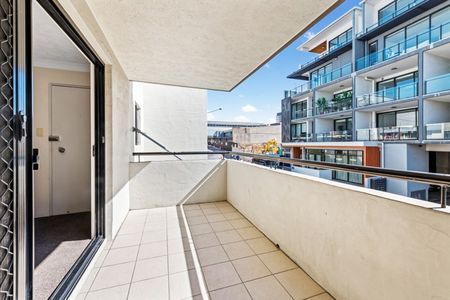 Spacious Unit in the Heart of Fortitude Valley! - Photo 3