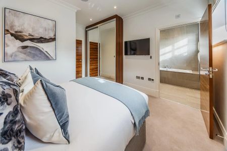 An exclusive loft apartment located in a converted warehouse development overlooking the River Thames. - Photo 4