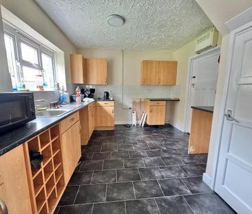 3 bedroom end of terrace house to rent - Photo 5