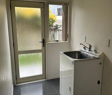 Charming 4BR Home in Remuera - Photo 5