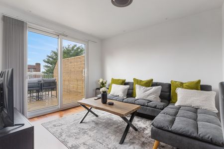 2 Bed Flat, Park Drive, NW11 - Photo 2