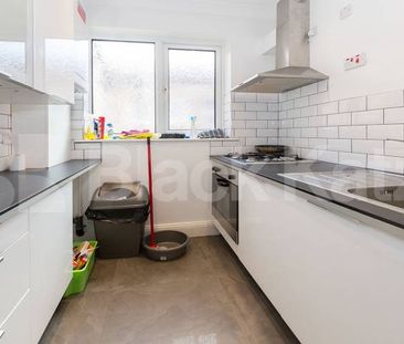 A bright and well-presented furnished studio apartment available to... - Photo 2