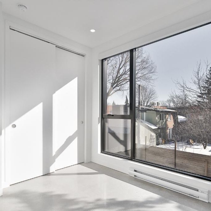 4 1/2 moderne et lumineux à Pointe-Saint-Charles avec accès à une terrasse sur le toit offrant une belle vue sur le centre-ville. - Photo 1