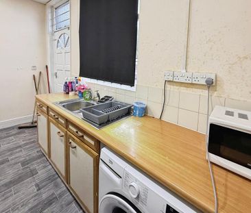 5 bedroom semi-detached house to rent - Photo 2