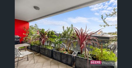 Elegant Unit with Floorboards & New Kitchen - Photo 5
