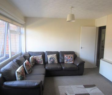 3 bedroom ground floor flat to rent - Photo 2