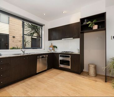 FABULOUS TWO BEDROOM TOWNHOUSE WITHIN AN INNER CITY OASIS - Photo 6