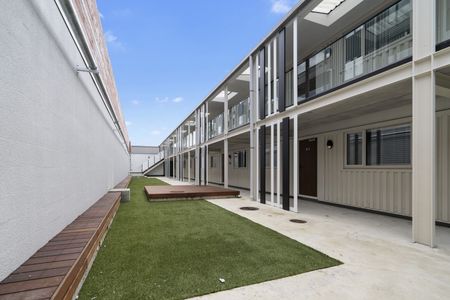 Modern 2 Bedroom 2 Bathroom Apartment - Photo 3