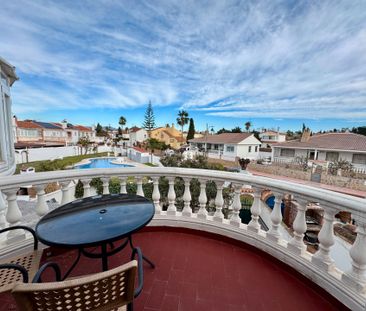 Casa adosada de alquiler en Pasaje Dorian Gray, Guadalmar - Photo 2