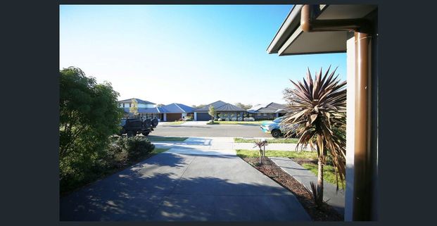 4 Bed Ideal Family Living in a Secure and Convenient Location. - Photo 1