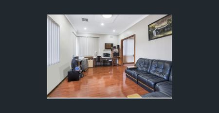 CHARMING 3 BEDROOM HOME IN EXCELLENT LOCATION. - Photo 2