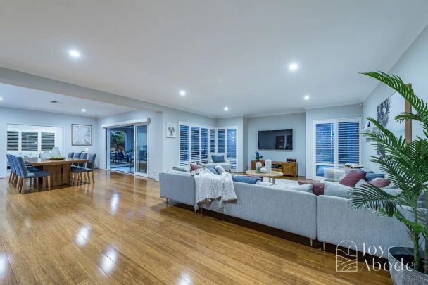 “SPACIOUS HAMPTONS LIVING” - Photo 1