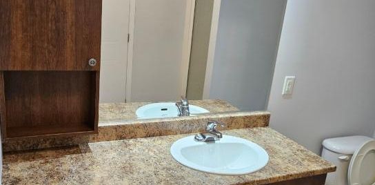 Beau grand 4 1/2 rue Gatien, près galeries 1er dec - Photo 2