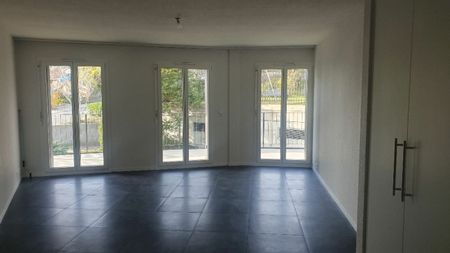 Très bel appartement de 2.5 pièces entièrement rénové avec balcon - Foto 2