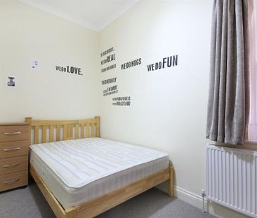 3 bedroom flat to rent - Photo 4