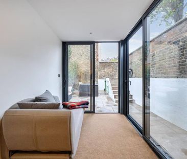 4 bedroom end of terrace house to rent - Photo 2