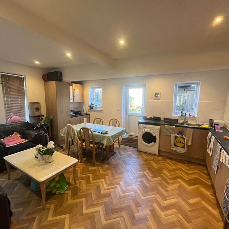 5 bedroom semi-detached house to rent - Photo 1