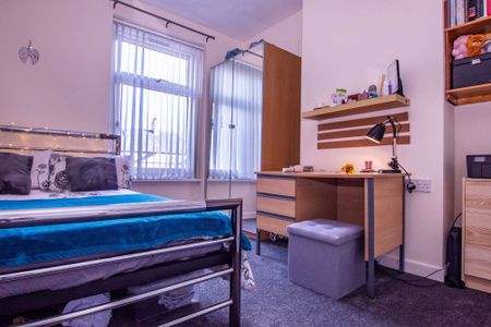 Contemporary five bedroom house in prime location - Photo 3