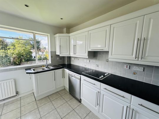 2 bed flat to rent in Stonegrove, Edgware, HA8 - Photo 1