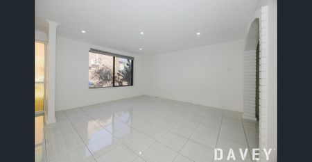 Spacious 3 Bedroom Two Storey - with huge backyard oasis! - Photo 5