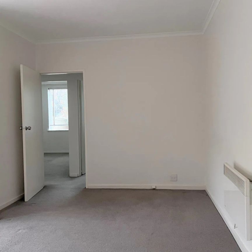 Convenient Ground Floor Two Bedroom Apartment - Photo 1