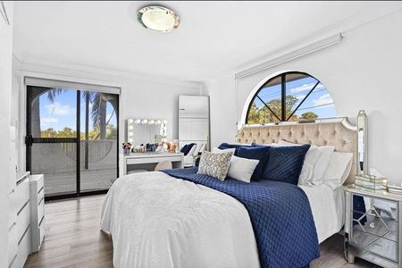 Grand Family Living in a Tranquil Cul-de-Sac - Photo 4