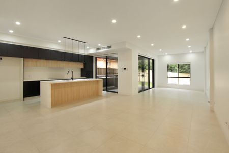 QUALITY OVERSIZED FOR FOUR BEDROOM DUPLEX IN PRIME LOCATION - Photo 4