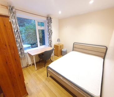 4 bedroom semi-detached house to rent - Photo 5