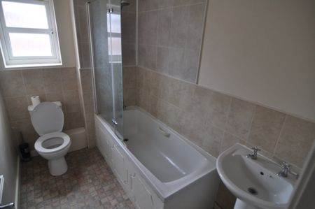 3 bed Semi-Detached - To Let - Photo 5