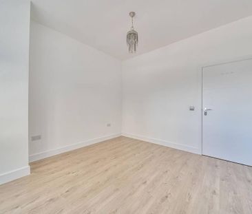 3 bedroom flat to rent - Photo 4