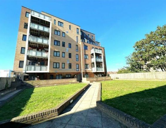 3 bedroom flat to rent - Photo 1