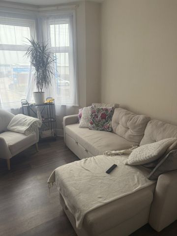 3 Bed End Terrace, Elgar Road South, RG2 - Photo 2