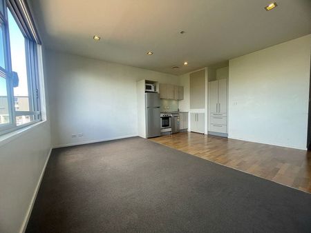 Apartment close to Spark Arena, Queen St & Uni - Photo 3